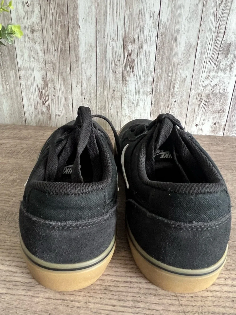 Nike SB Chron 2 Skate Black and White Low-Top Sneakers Gum Sole Unisex M6 W7.5